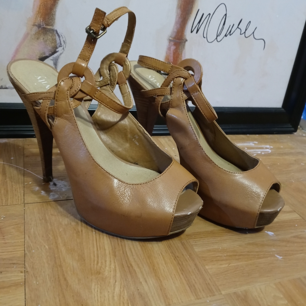 Levity Wooden Tan colored heela